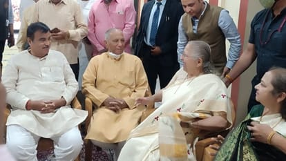 Indore: Minister Gadkari visited Nana Maharaj Tarnekar Ashram, also reached Nath temple and inquired about service activities