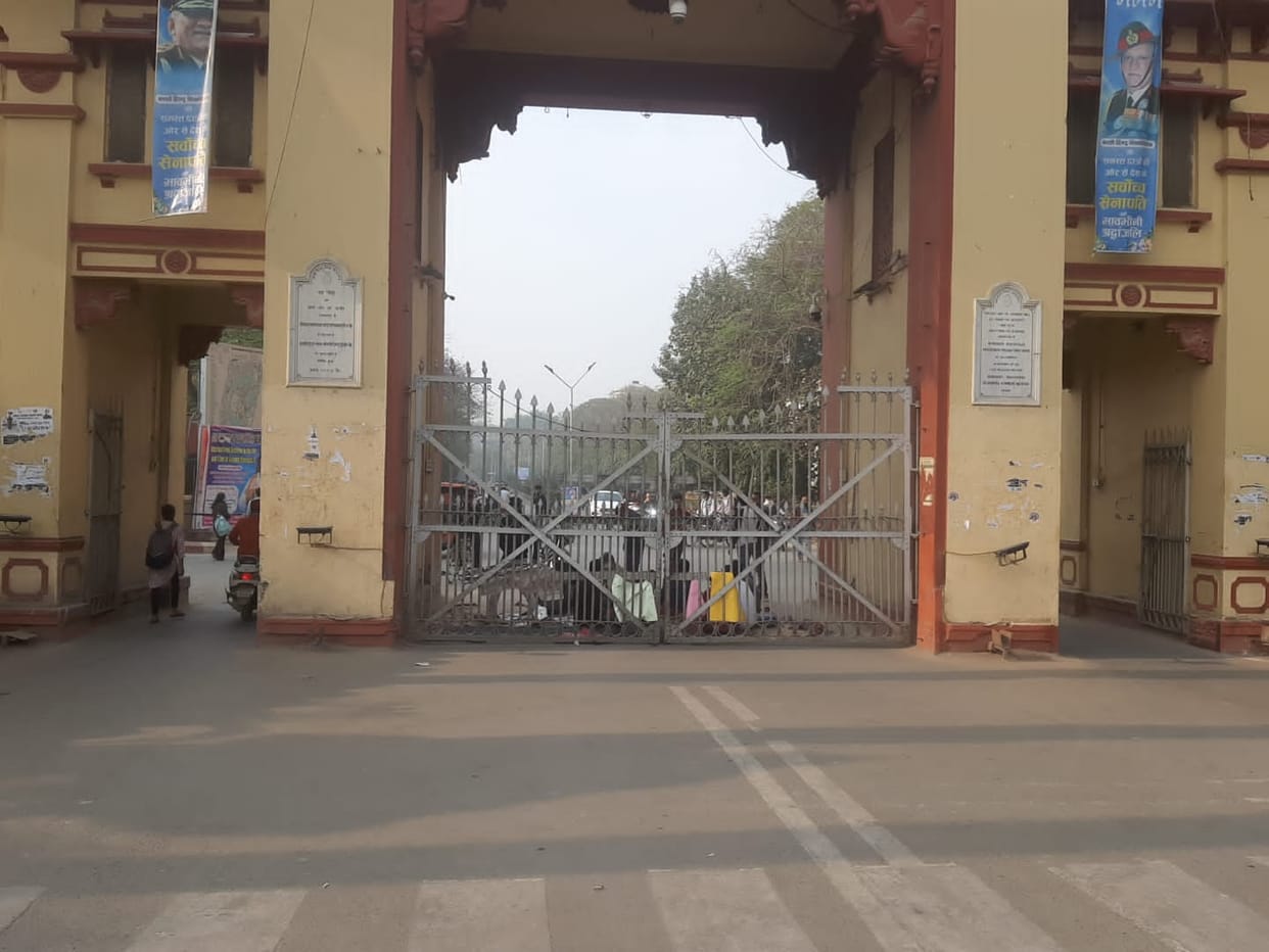 BHU student protest full night called for university shutdown today in demand for  hybrid class after fight with security
