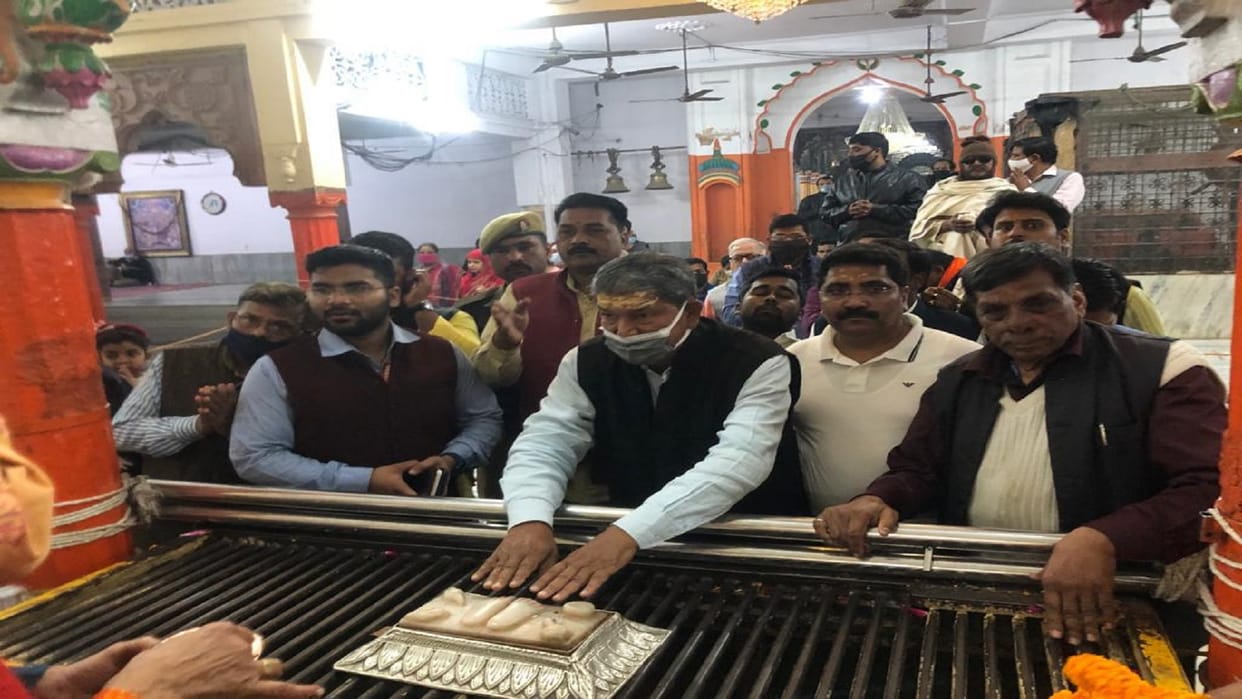 Former Uttarakhand CM harish rawat reached Banaras, worshiped in Baba's court
