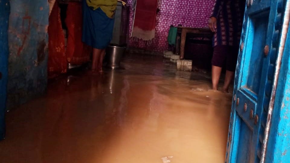 water logging in the houses due to leakage of pipeline in agra