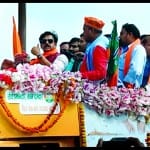 प्रतापगढ़ में रोडशो करते सांसद रवि किशन।
