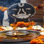 shani dev: शनिदेव सभी ग्रहों में सबसे मंद गति से चलने वाले ग्रह है। शनिदेव को एक राशि से दूसरी राशि में जाने के लिए करीब ढाई वर्षों का समय लगता है।