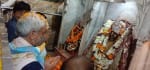 गहमर स्थित कामख्या धाम मंदिर में दर्शन-पूजन करते जम्मू-कश्मीर के उपराज्यपाल मनोज सिन्हा।