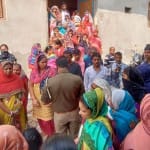 हादसे के बाद जानकारी लेते हुए पुलिस अधिकारी
