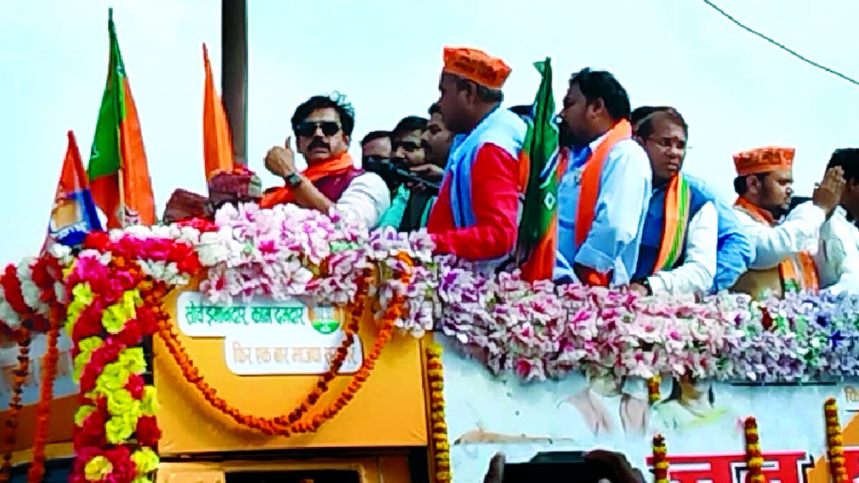 Gorakhpur MP Ravi Kishan did a road show in Pratapgarh