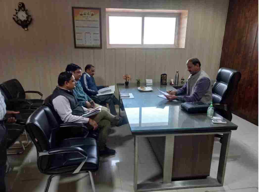 The Municipal Commissioner reviewed the various schemes and gave instructions to the officers.
