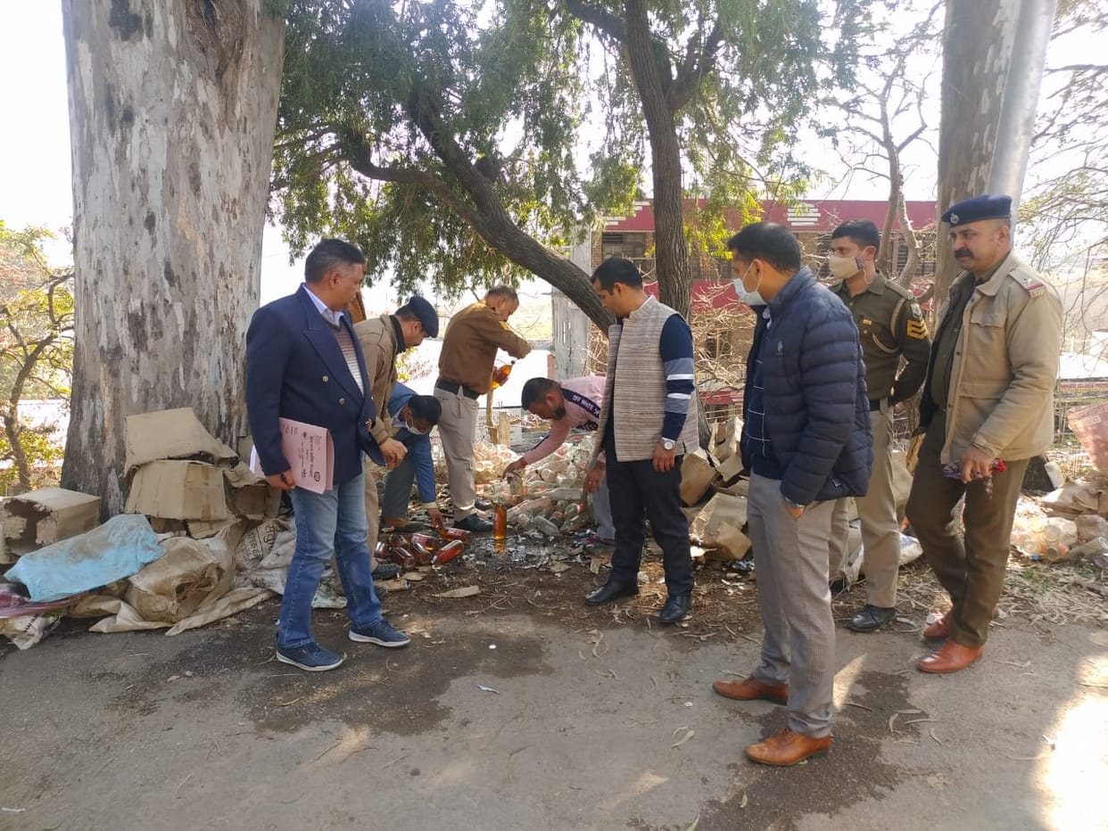 renuka police destroyed 889 illegale botals of wine  on 25 febuary 2022