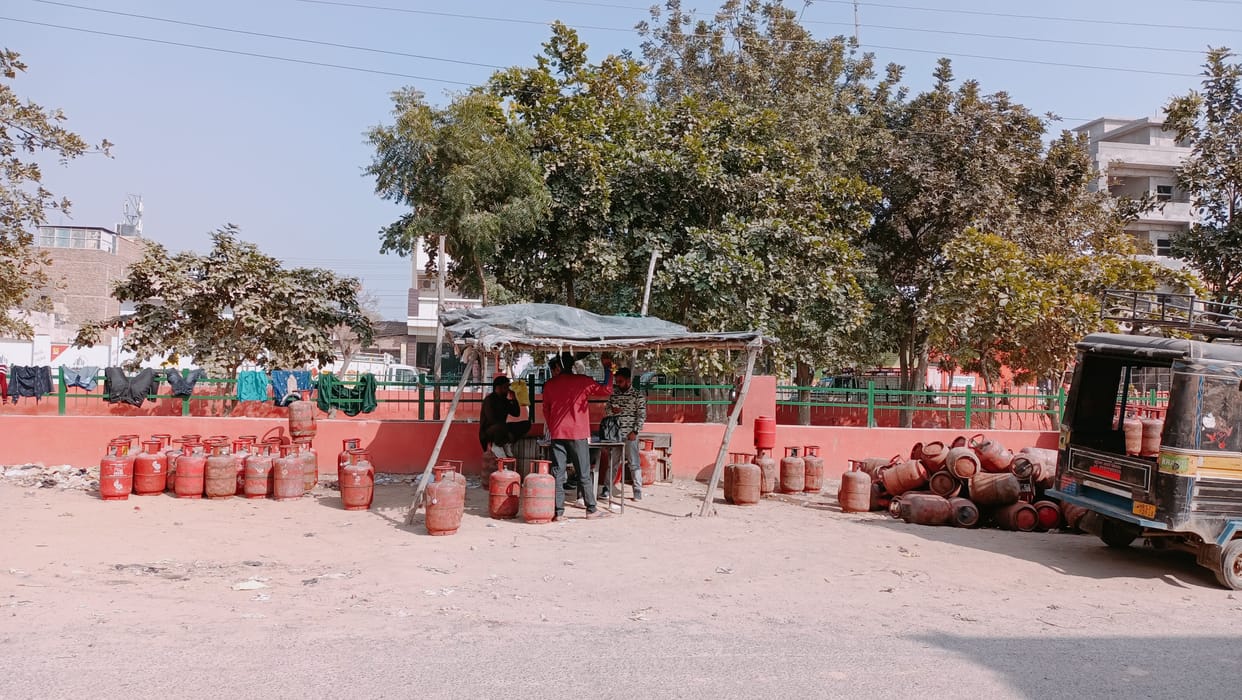 Violation of rules: Agencies selling gas cylinders in the open, fear of accident