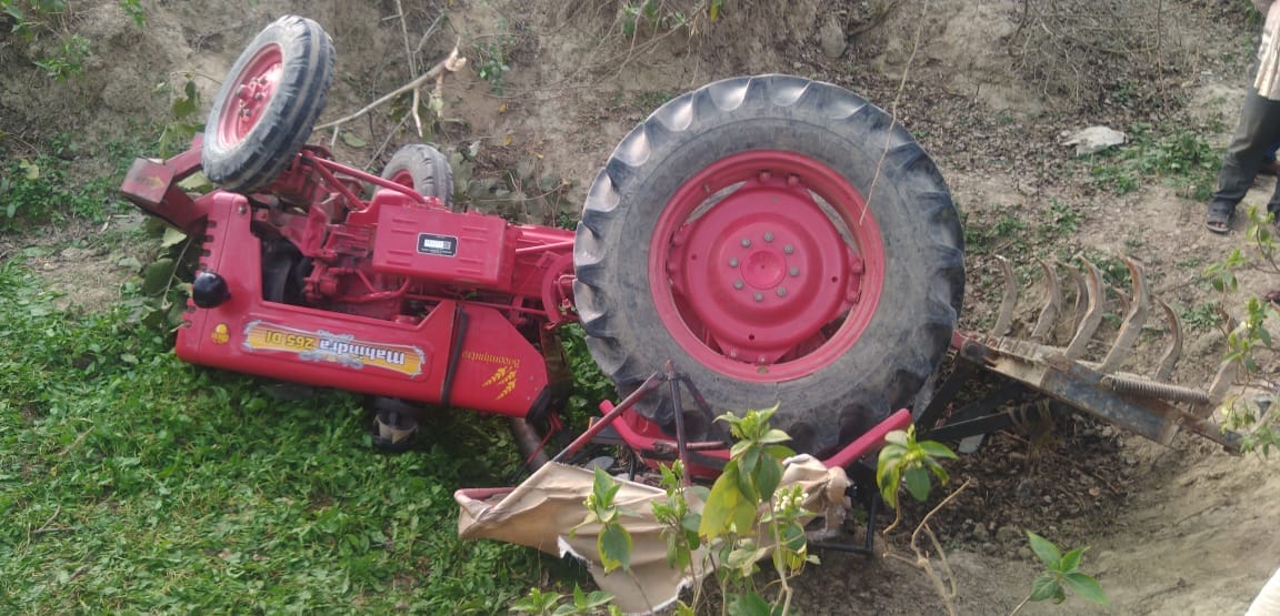 Tractor overturned in a ravine, teen killed, three injured