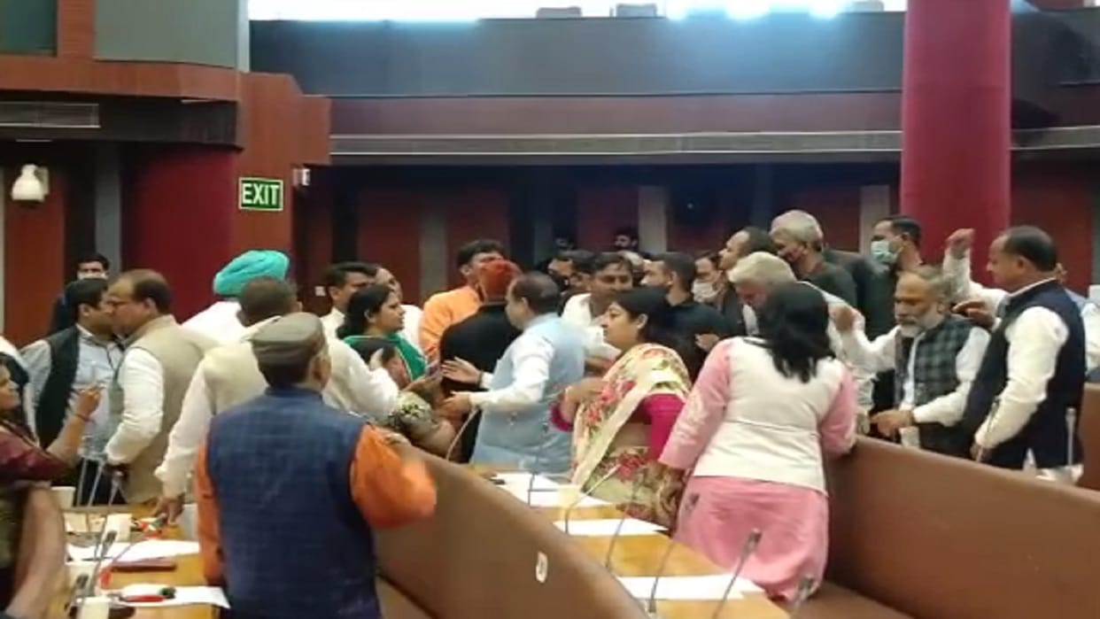 scuffle between councilors of BJP AAP indecent words were used in North Delhi Municipal Corporation meeting