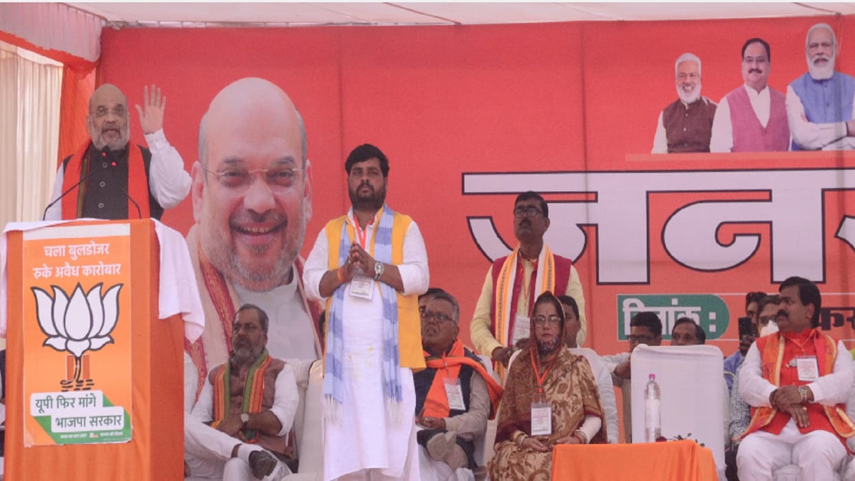 Amit Shah target on SP: Akhilesh has black glasses on his eyes, he sees only black