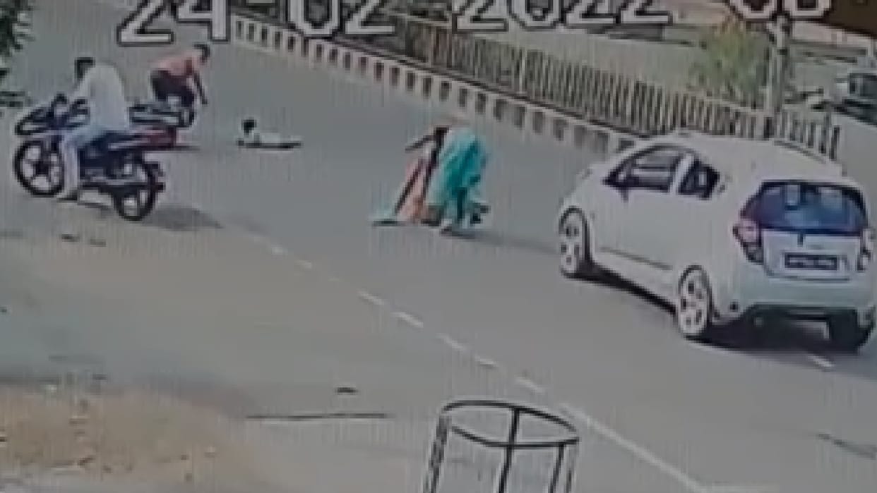 The car hit the bike rider family, the injured mother ran to save the child, the video went viral