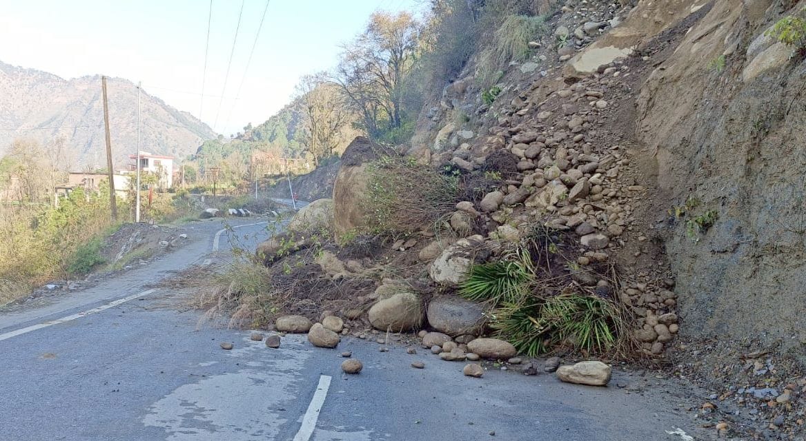 22 routes of Pangi are still closed, snowfall is not stopping