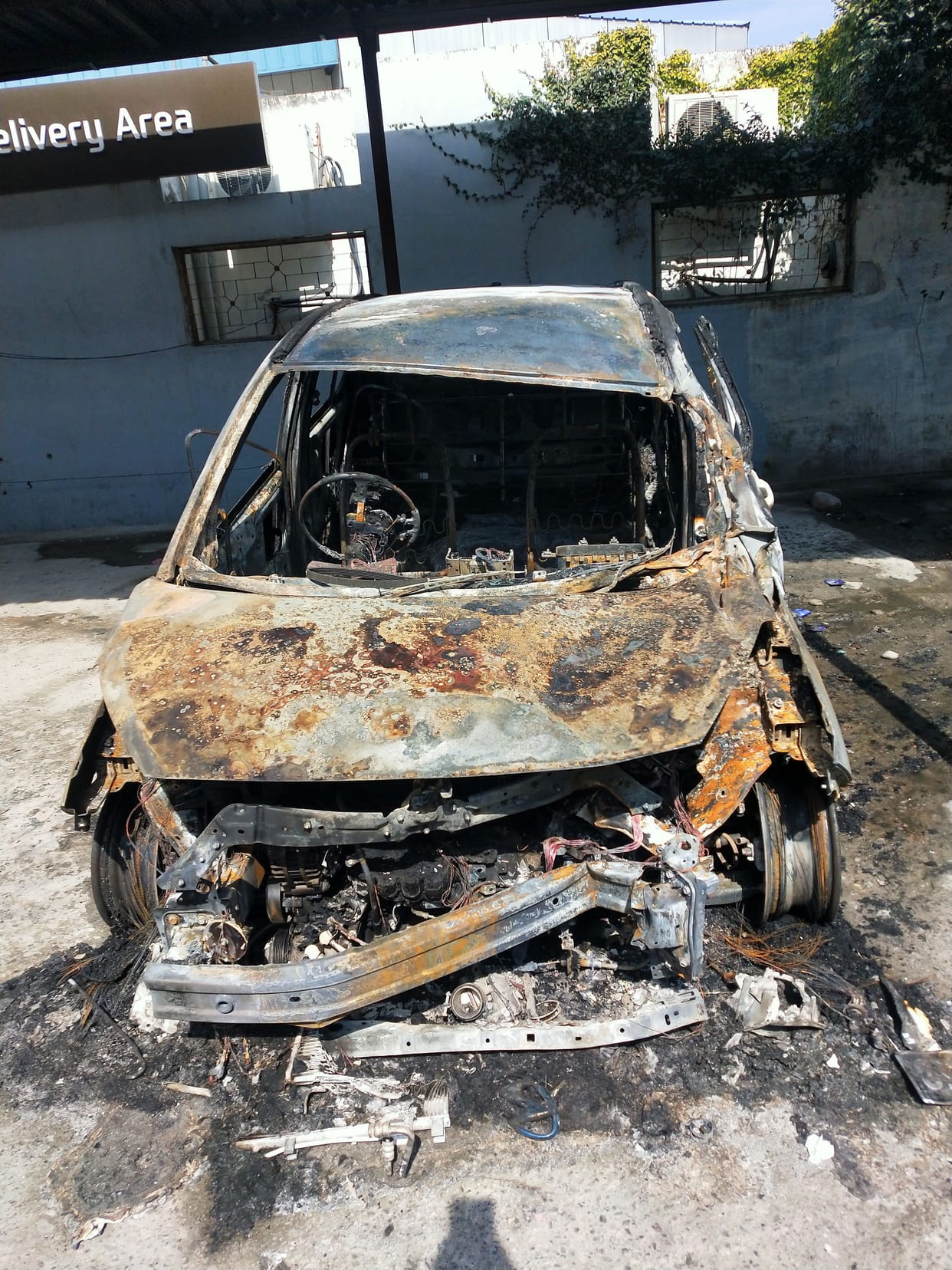 A car that came for service in the agency caught fire