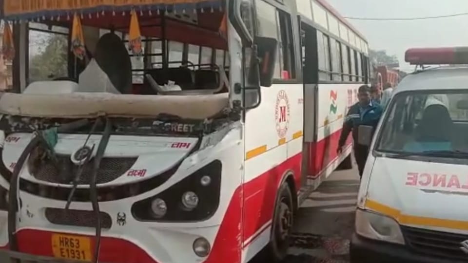 Private bus hit dumper near Kabalana village on Bahadurgarh road in jhajjar