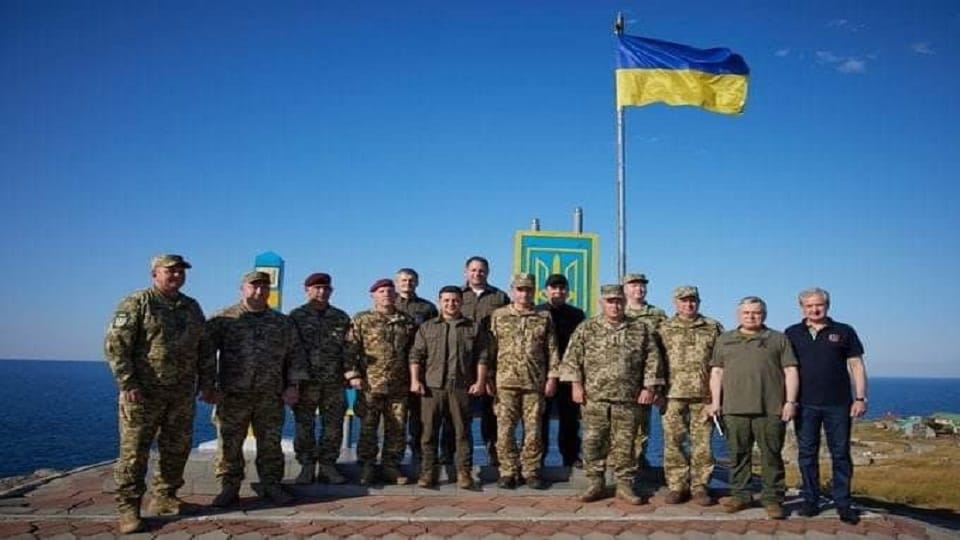 Ukrainian soldiers again hoisted the flag on Snake Island, Russia captured it on the very first day of the attack