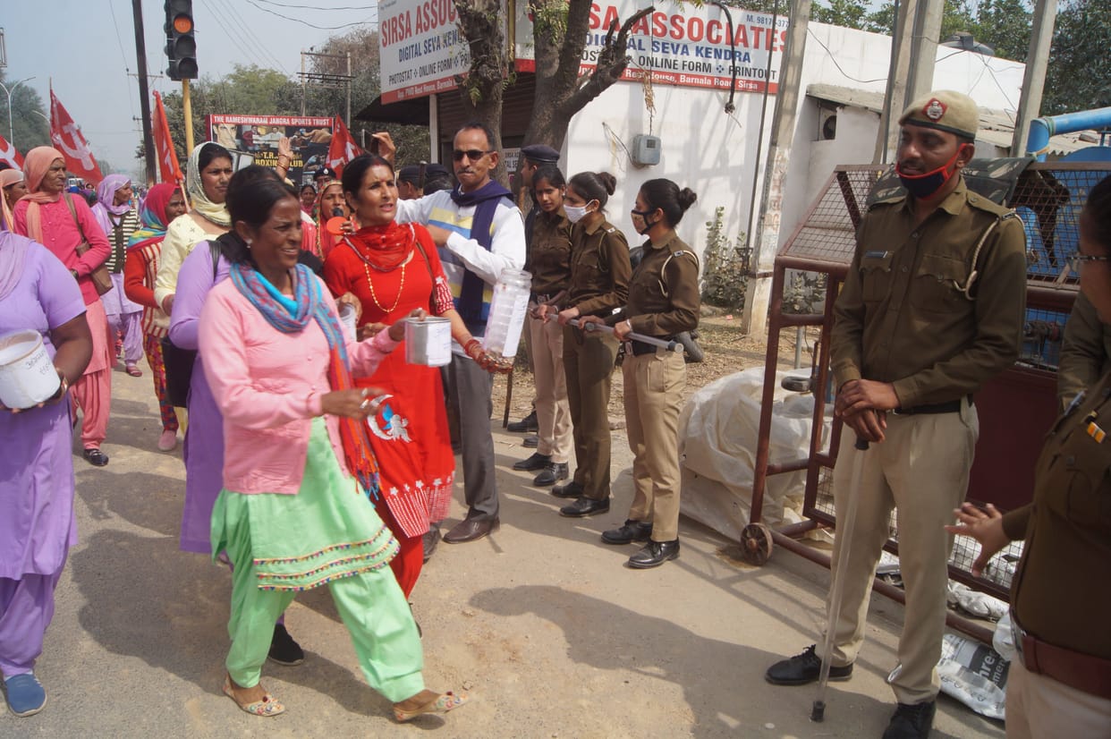 In the form of fury, Anganwadi workers begged from the general public, will put a halt in front of the Deputy Chief Minister's residence