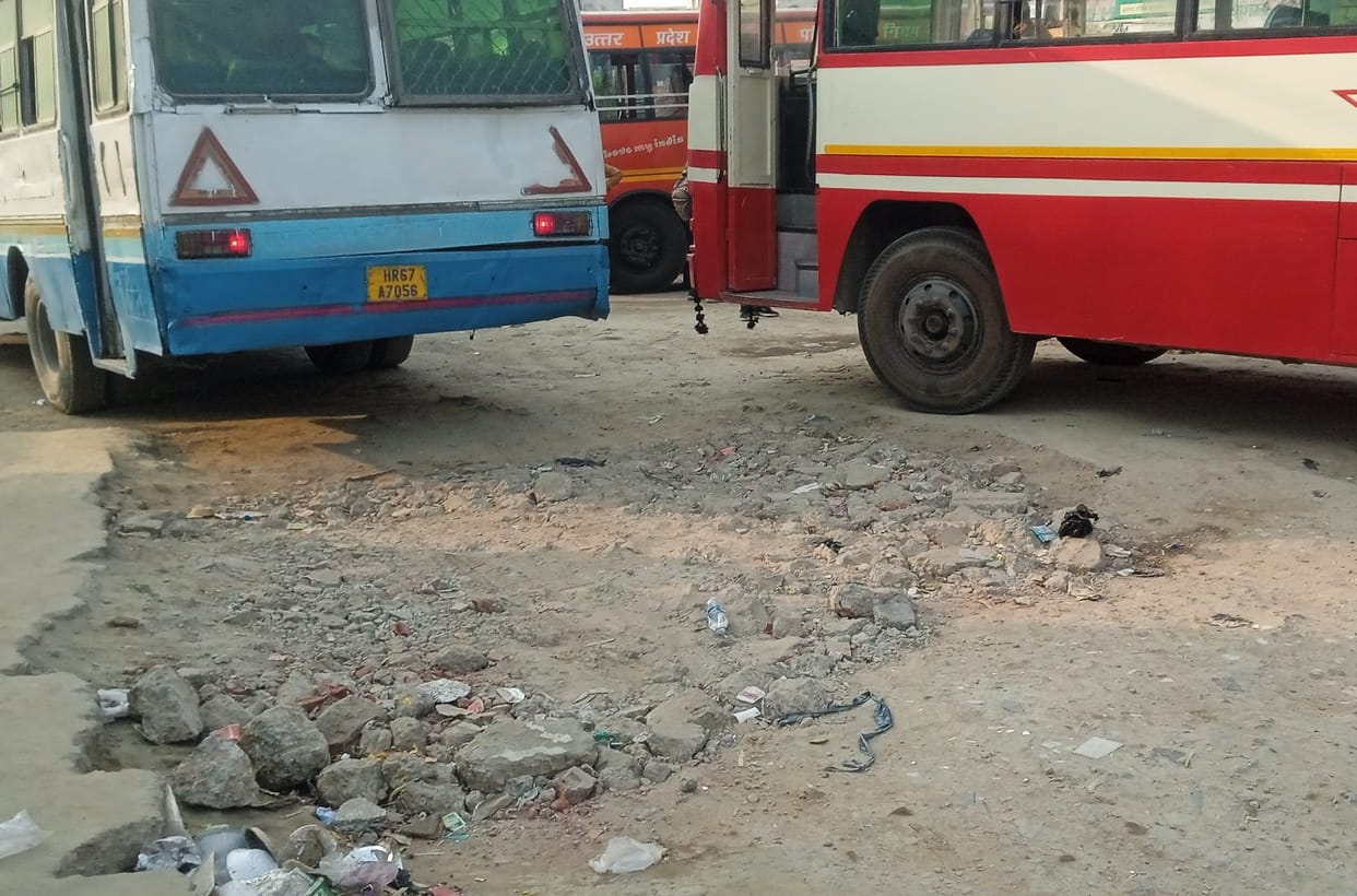 Mismanagement at bus stand, trouble to passengers
