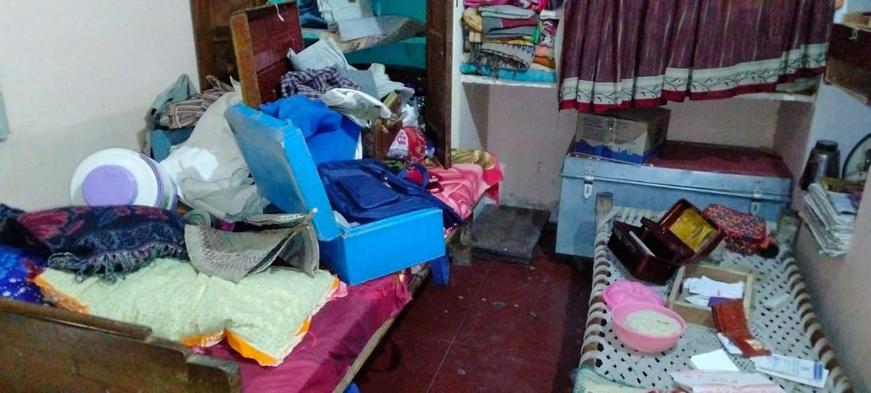 Theft by breaking the locks of six houses adjoining the police station, the police did not realize