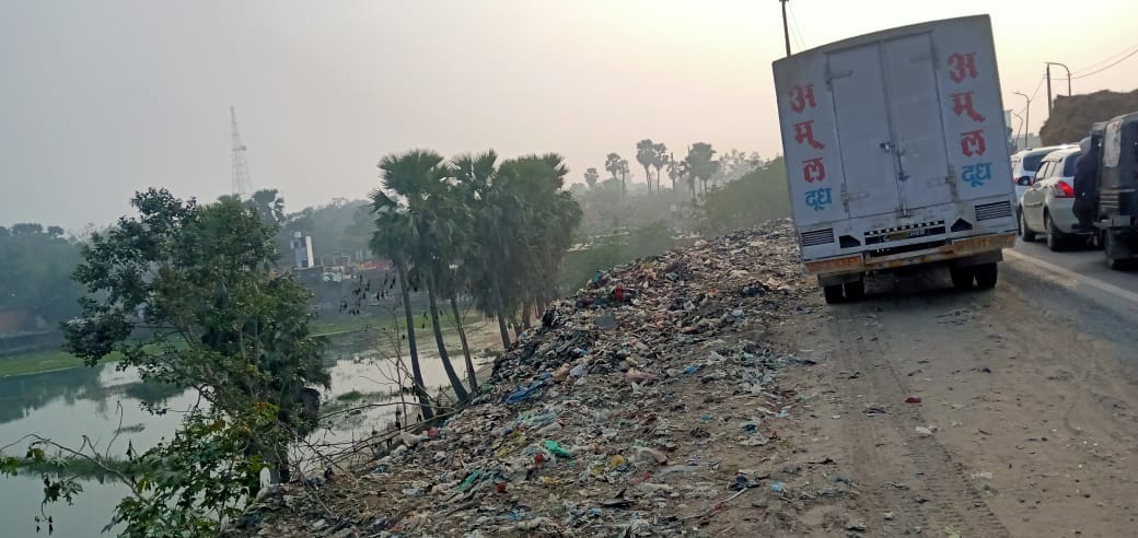 Garbage being dumped on the roadside