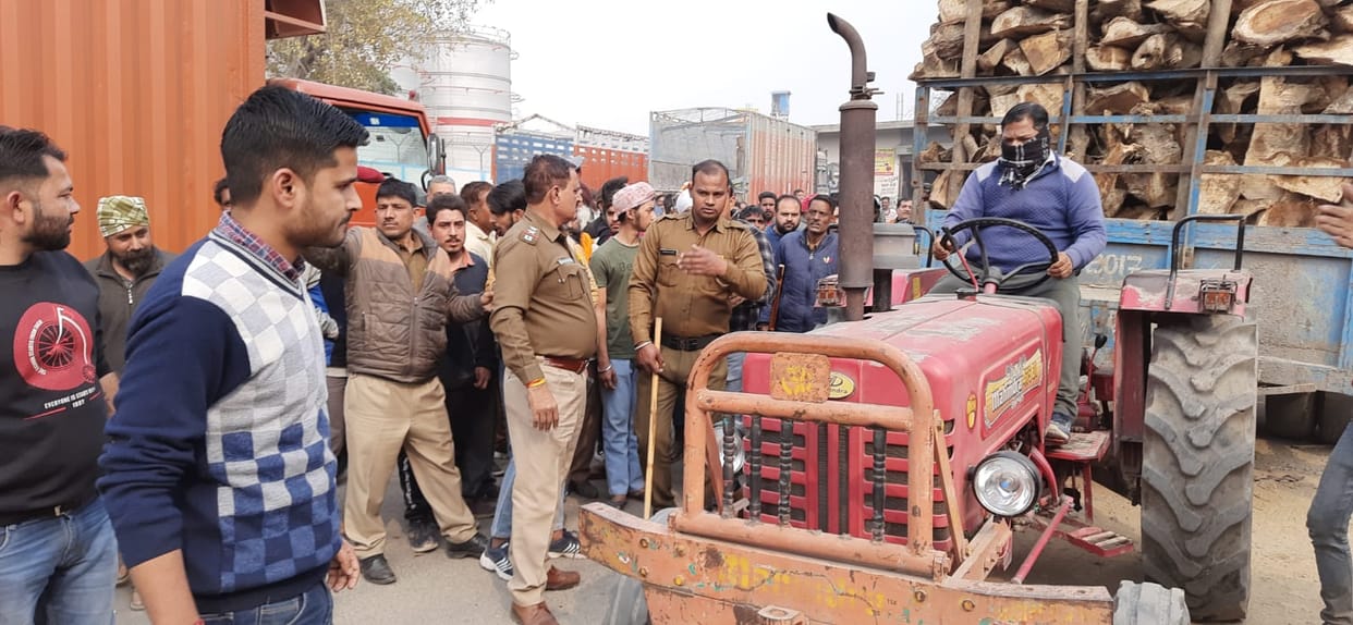 Truck drivers jammed, commotion for challaning overload