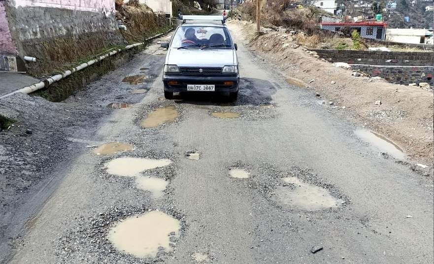 Asphalt laying in front and crumbling from behind