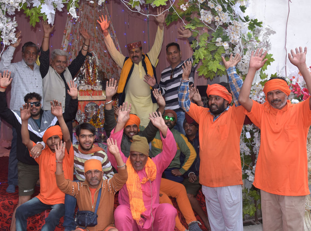 Kanwariyas returning with water with the cheers of Har Har Mahadev