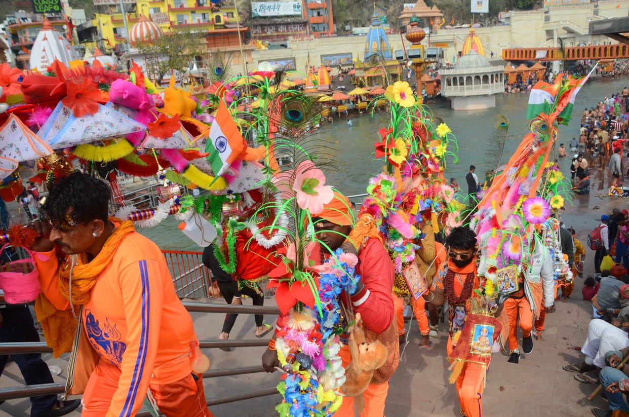 Kanwariyas left for Shivdham with Gangajal