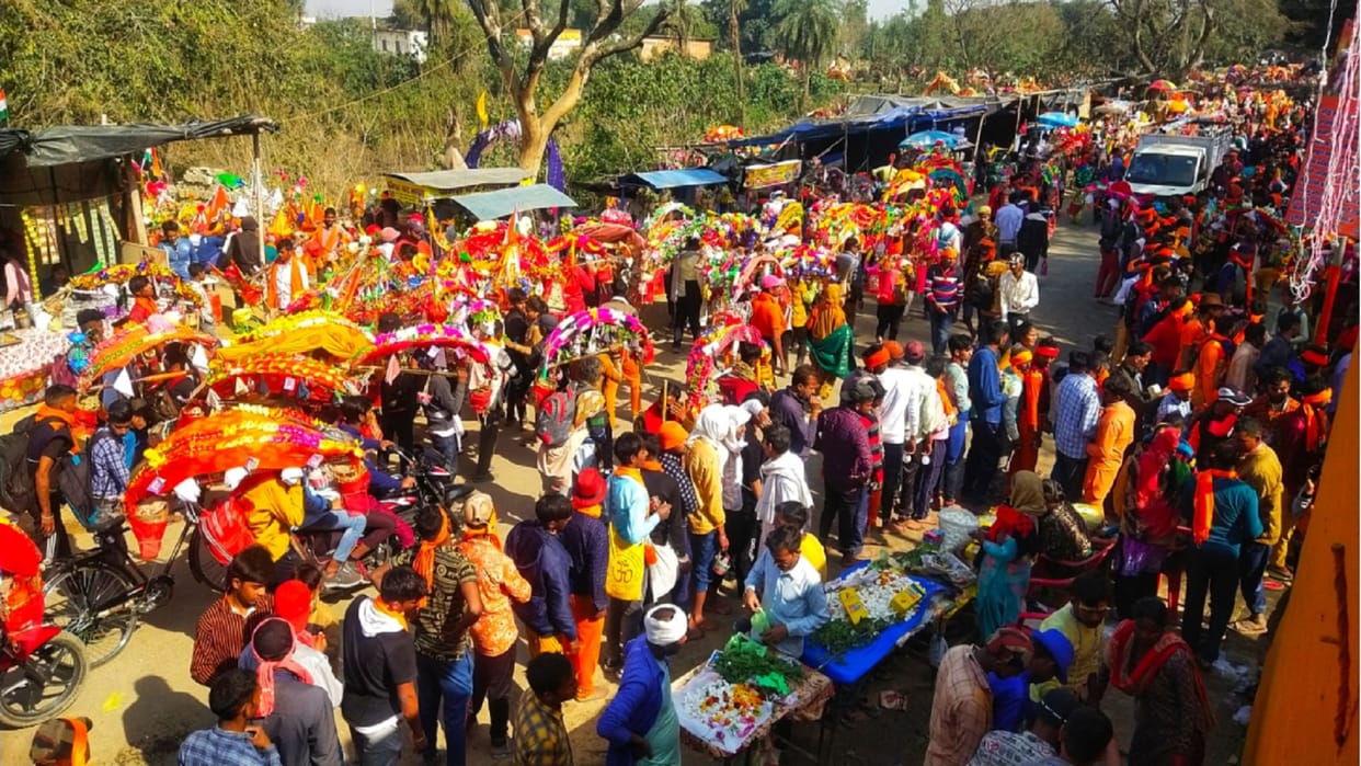 Bijnor News: Mandawali Najibabad road was blocked due to the crowd of Kanwariyas