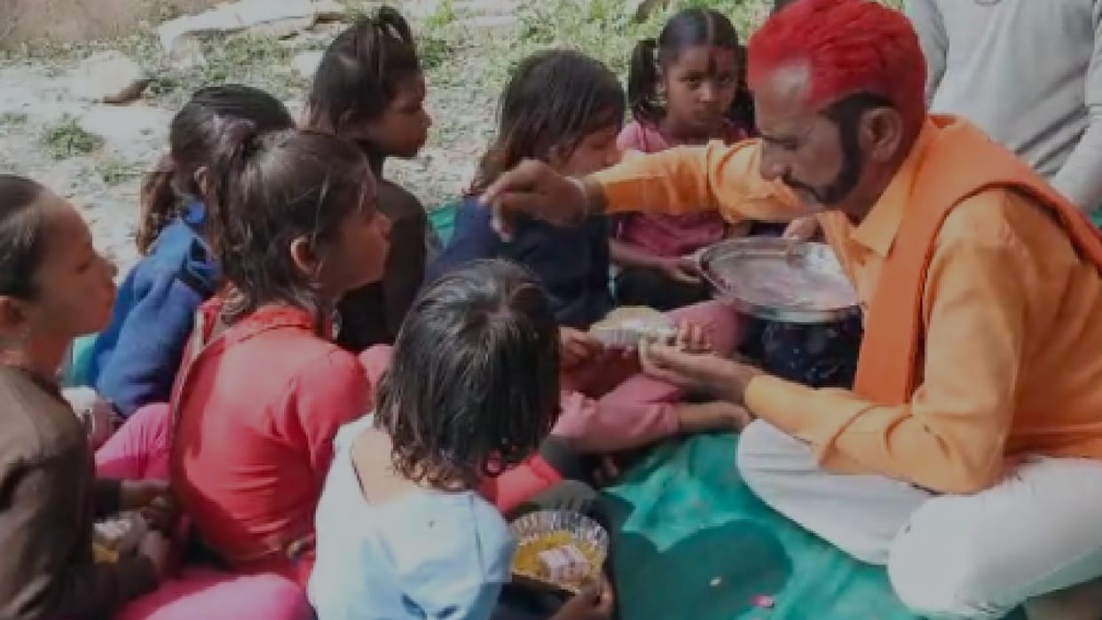 Unique fan of Sridevi: On the fourth death anniversary of Sridevi, the entire village was invited to pay tribute, 51 girls were fed food