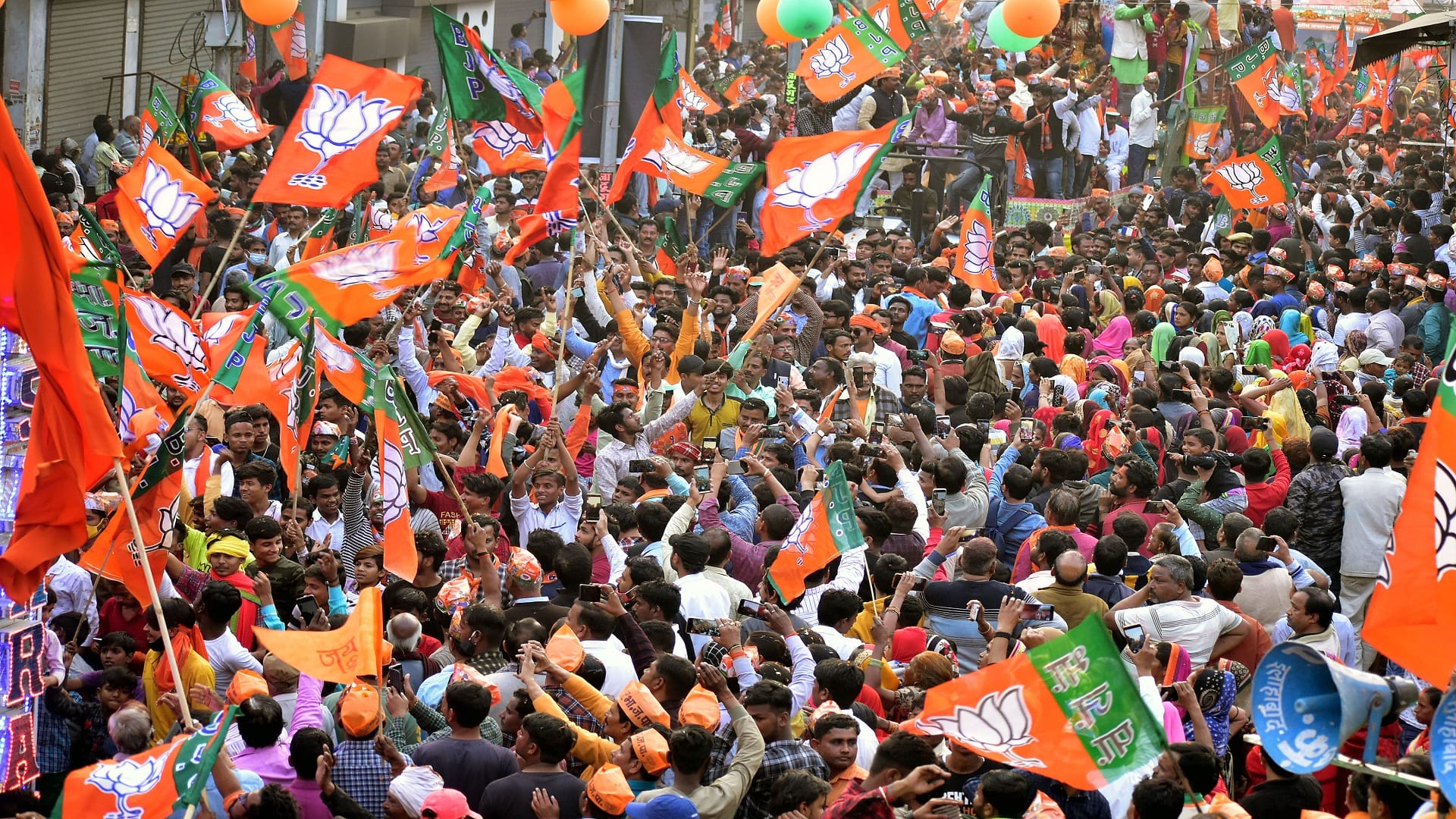 UP Election 2022: On the last day of campaigning, CM Yogi sheds strength through roadshow in Prayagraj