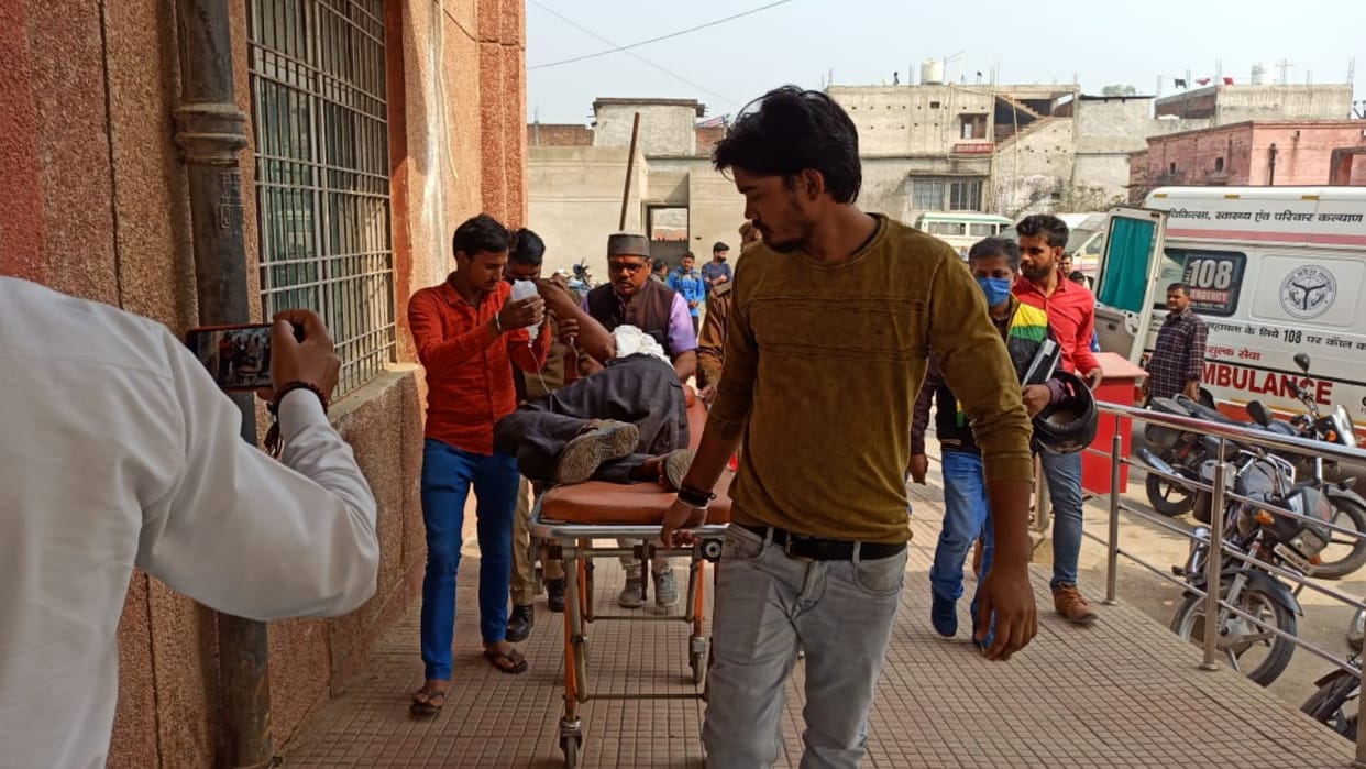 Guard gun fired inside bank three injured in sant kabir nagar