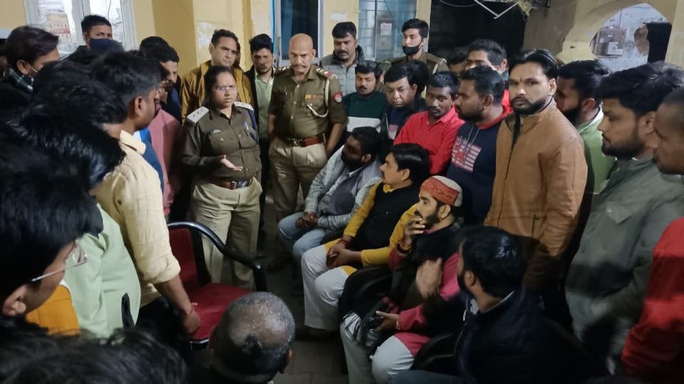 attack on BJYM leader bjp workers create ruckus at shahganj police station in agra