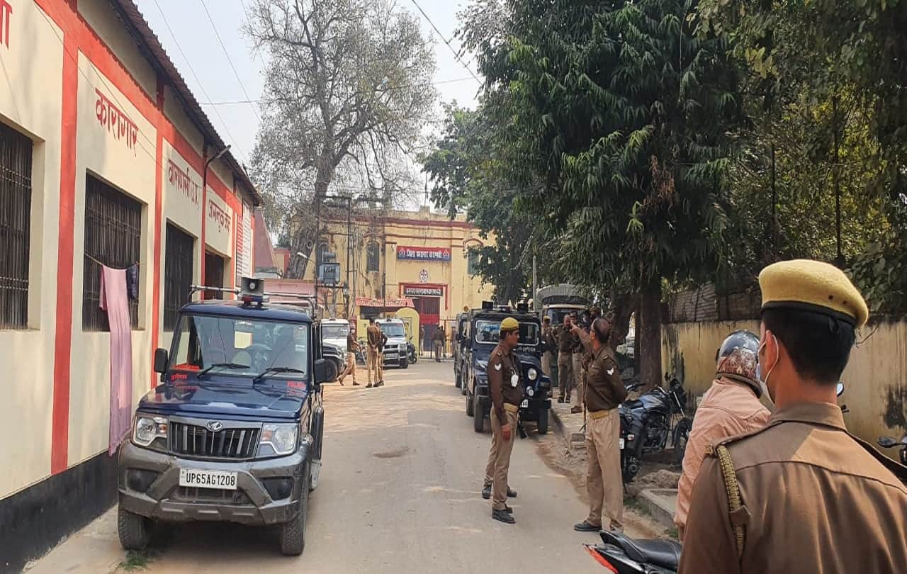 Ruckus in Varanasi District Jail pagali ghanti ringing for half an hour outrage inside and relatives of prisoner crying outside