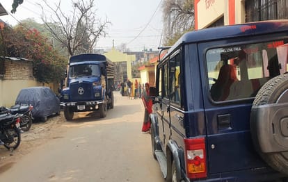 Ruckus in Varanasi jila Jail prisoners stone pelting and protest after After death of inmates  force of many police stations reached