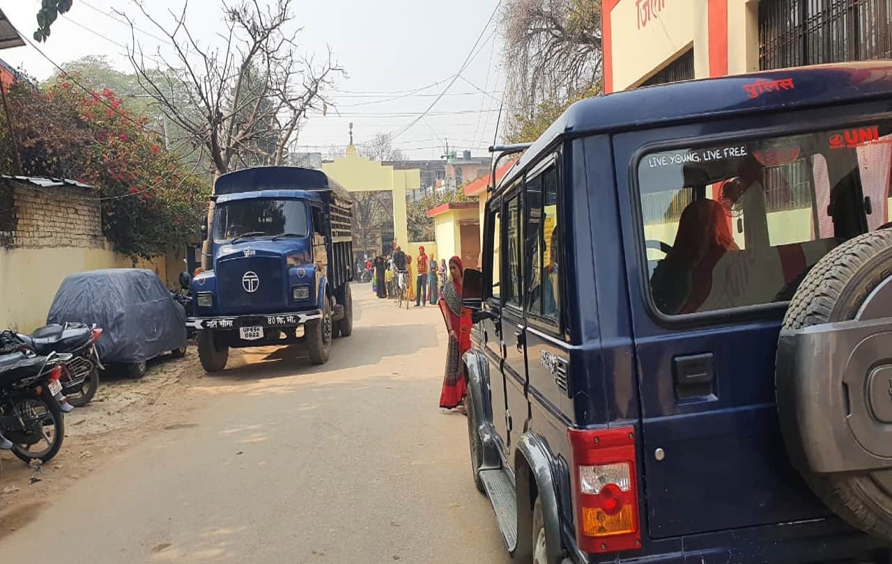 Ruckus in Varanasi District Jail pagali ghanti ringing for half an hour outrage inside and relatives of prisoner crying outside