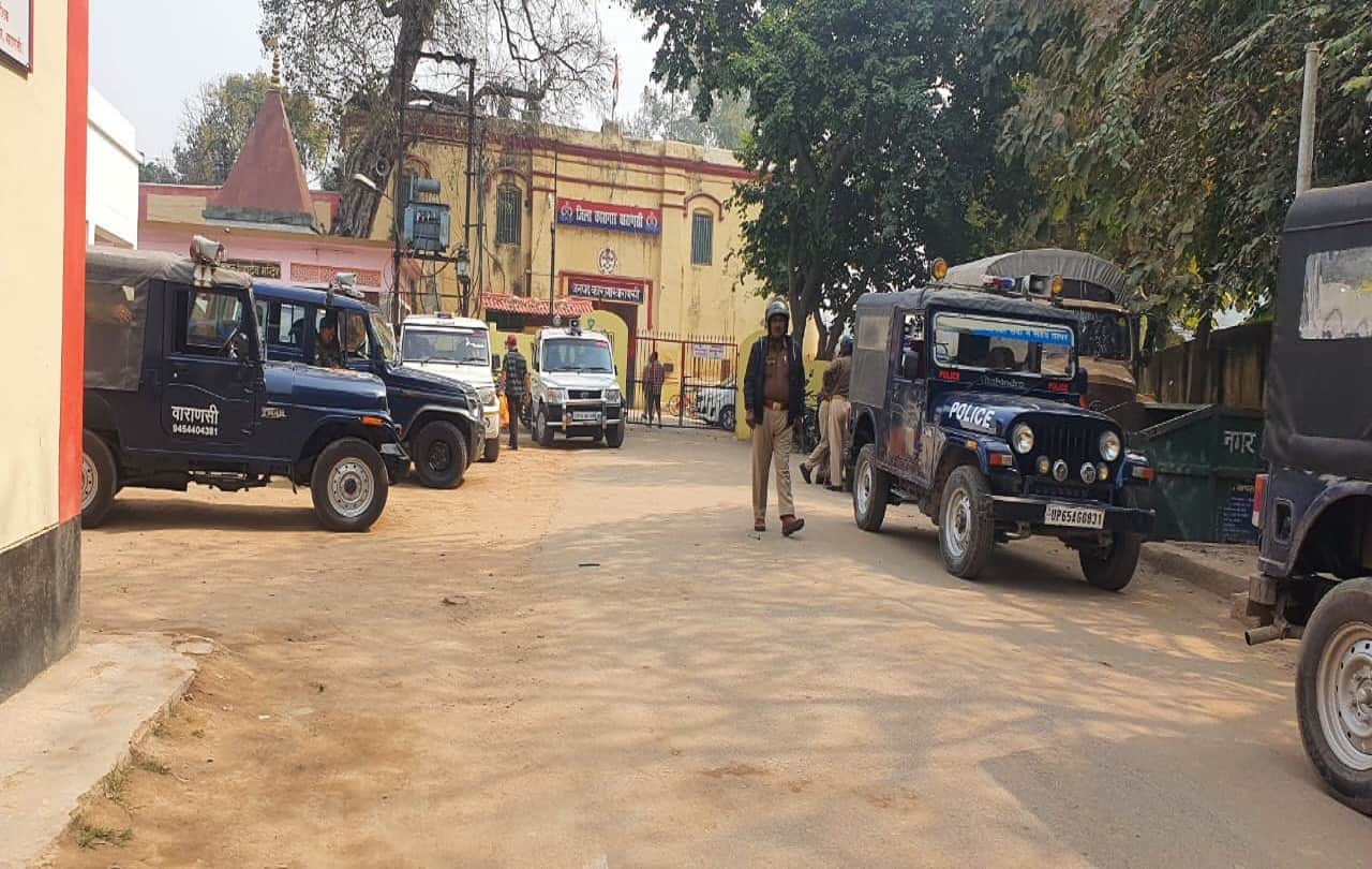 Ruckus in Varanasi District Jail pagali ghanti ringing for half an hour outrage inside and relatives of prisoner crying outside