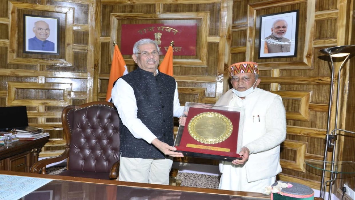 Governor honored Padmashree Vidyanand Saraik in shimla