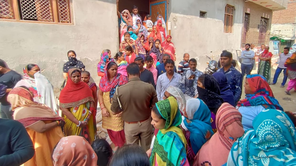 father hang himself with one year old daughter in vijay nagar ghaziabad both died