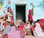 घर के बाहर गमगीन बैठीं गांव की महिलाएं।