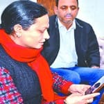 यूक्रेन में फंसे अनिरुद्ध से बात करते माता-पिता