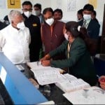 राज्यपाल मंगूभाई पटेल से शिकायत करती छात्रा।
