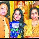 अमृतसर की रूबल शर्मा अपने पिता दिनेश शर्मा व माता इंदु शर्मा के साथ।