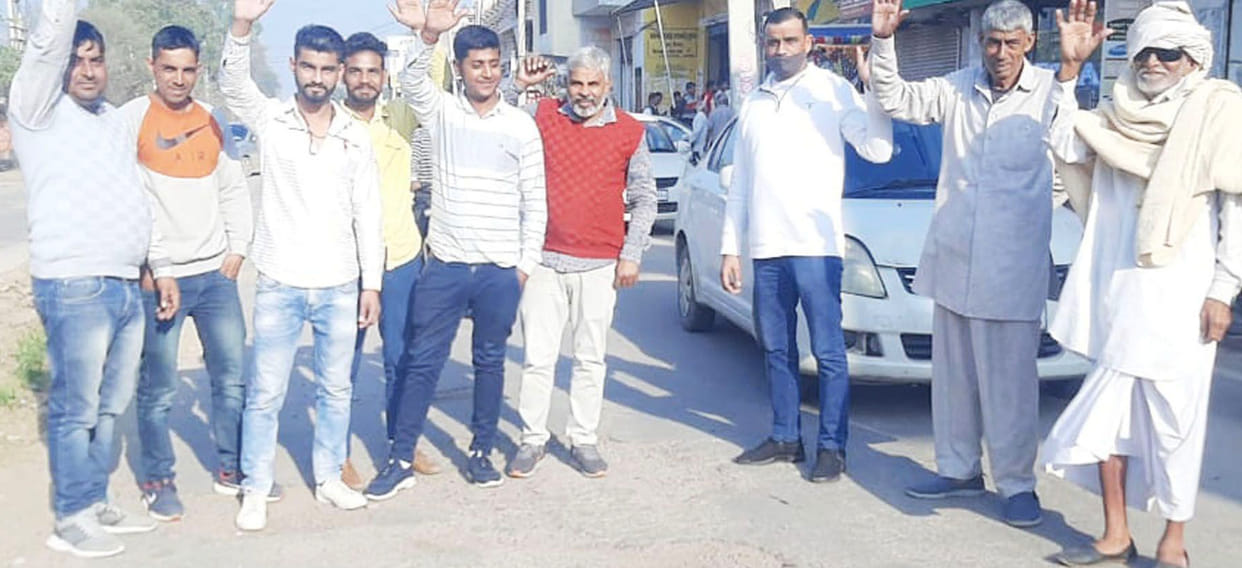 Shopkeepers expressed their anger against the decaying road