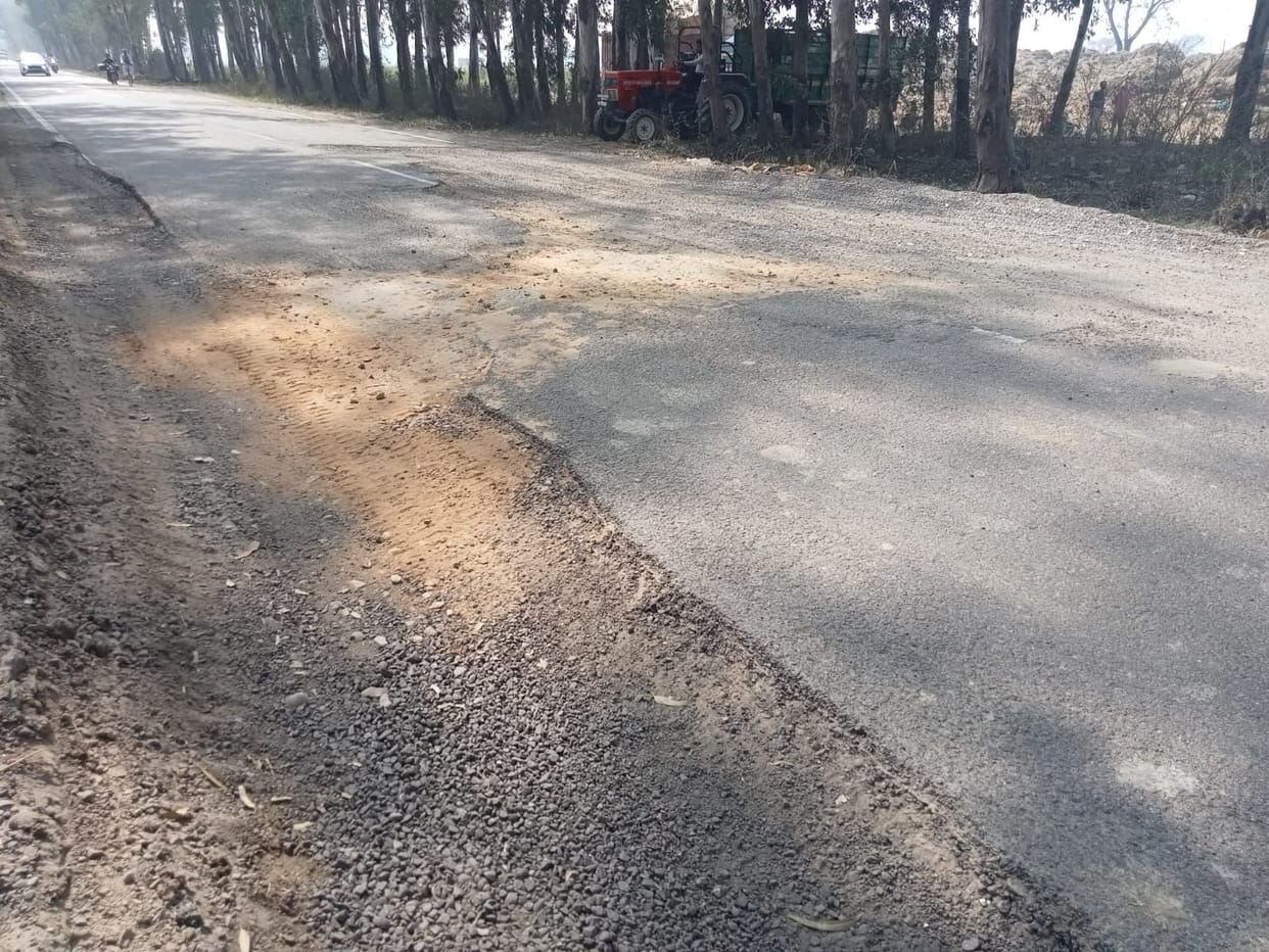 Poondri-Rajaund road is in disrepair, people face problem