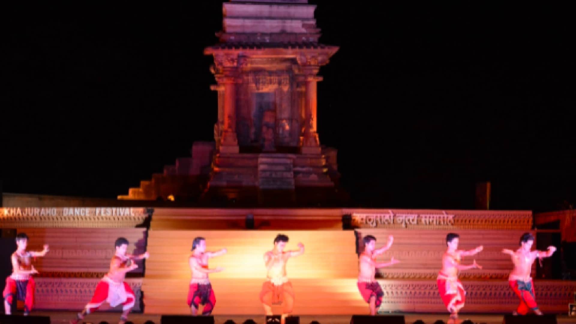 Day 6 of Khajuraho Dance Festival: Kathak in Mughalian style, the splendor of Odissi dance and the majestic Chakravyuh of Mahabharata