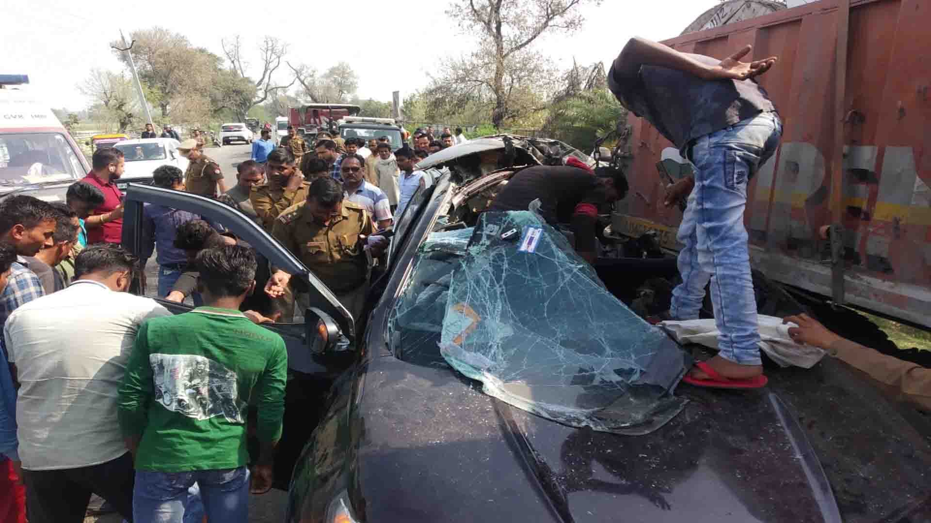Big road accident in banda, five people died