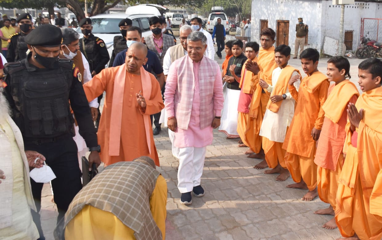 CM Yogi Adityanath groped the pulse of the saints
