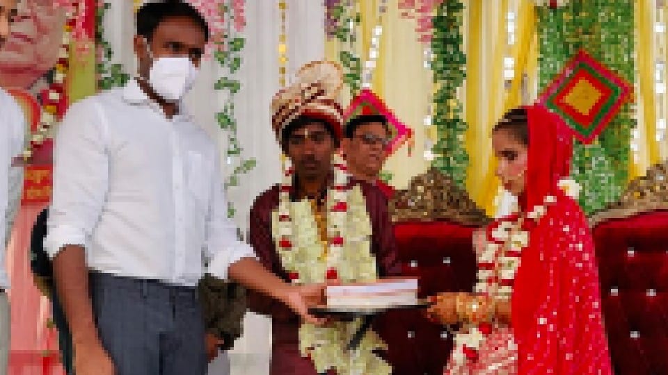 Chhatarpur: Deaf and dumb Saroj got double happiness, Collector gave hearing aid in marriage
