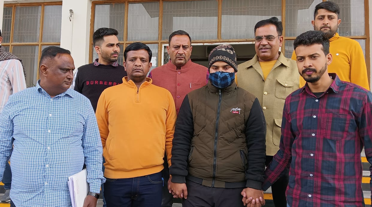 Accused of five murders and a reward of 25 thousand crooks arrested after encounter